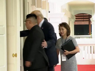 Người phụ nữ có mặt trong hai cuộc gặp riêng giữa ông Trump và ông Kim là ai?