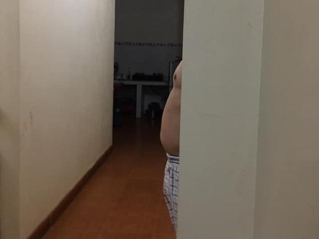 Ông bố chơi trốn tìm cùng con gái, điểm đặc biệt trong bức ảnh khiến ai cũng bật cười