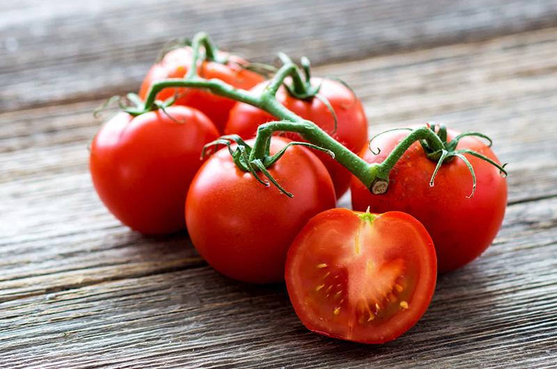 Do vậy, khi ăn cà chua hoặc dùng cà chua để chế biến món ăn thì bạn nên loại bỏ phần hạt đi sẽ an toàn hơn cho sức khỏe.
