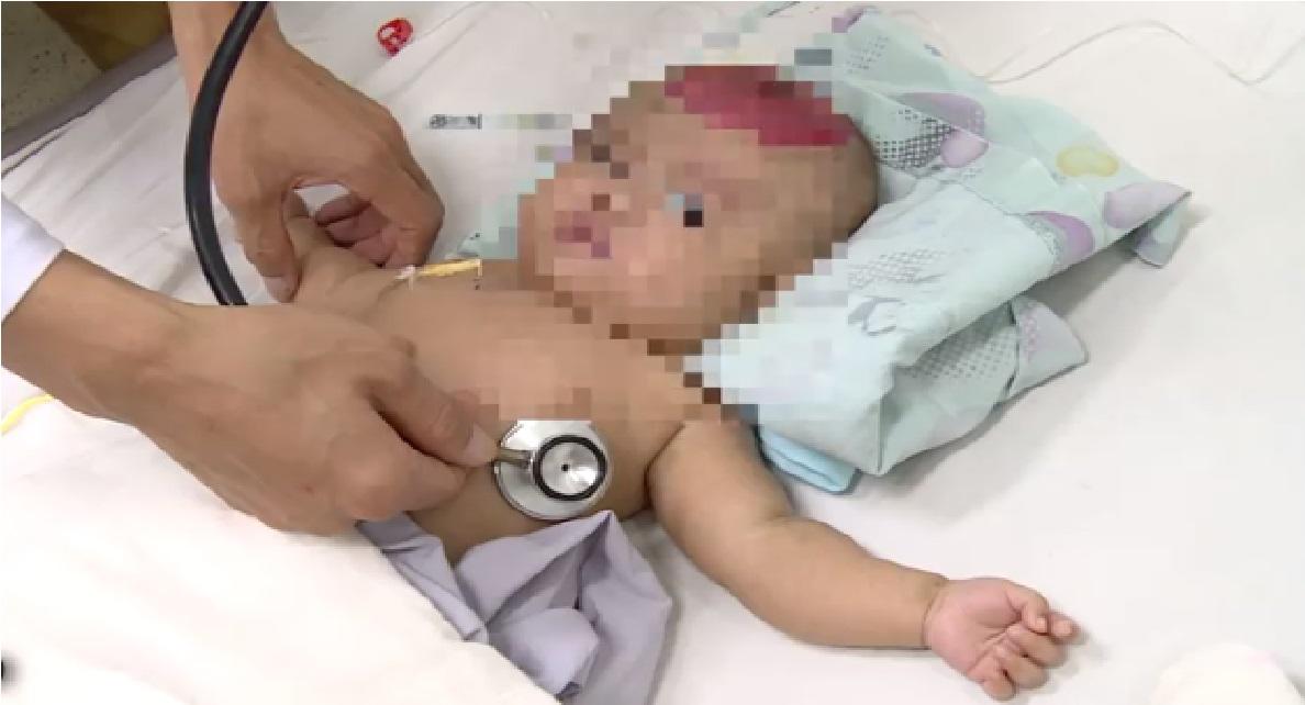 Bất cẩn để điện thoại rơi trúng đầu con, bé gái 2 tháng tuổi bị chấn thương sọ não - 2