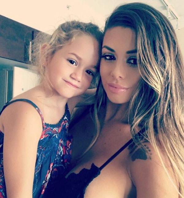 Mỹ nữ ngực khủng làm mẹ đơn thân tuổi 19, nhìn con gái 8 tuổi mà ngỡ ngàng - 15