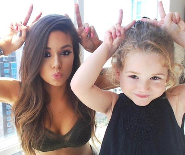 Mỹ nữ ngực khủng làm mẹ đơn thân tuổi 19, nhìn con gái 8 tuổi mà ngỡ ngàng - 2