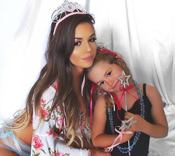Mỹ nữ ngực khủng làm mẹ đơn thân tuổi 19, nhìn con gái 8 tuổi mà ngỡ ngàng - 3