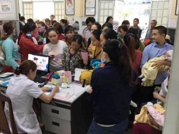 Thiếu vắc xin 6 trong 1, phụ huynh xếp hàng chờ từ 3h sáng vẫn không tiêm được cho con