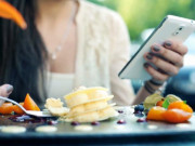 Sức khỏe - Nghiên cứu chứng minh vừa ăn vừa chơi điện thoại làm tăng nguy cơ béo phì