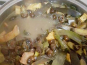 Bếp Eva - Đầu bếp "chơi lớn", làm ốc nấu chuối đậu nguyên con khiến cả công ty phải vừa ăn vừa nhể