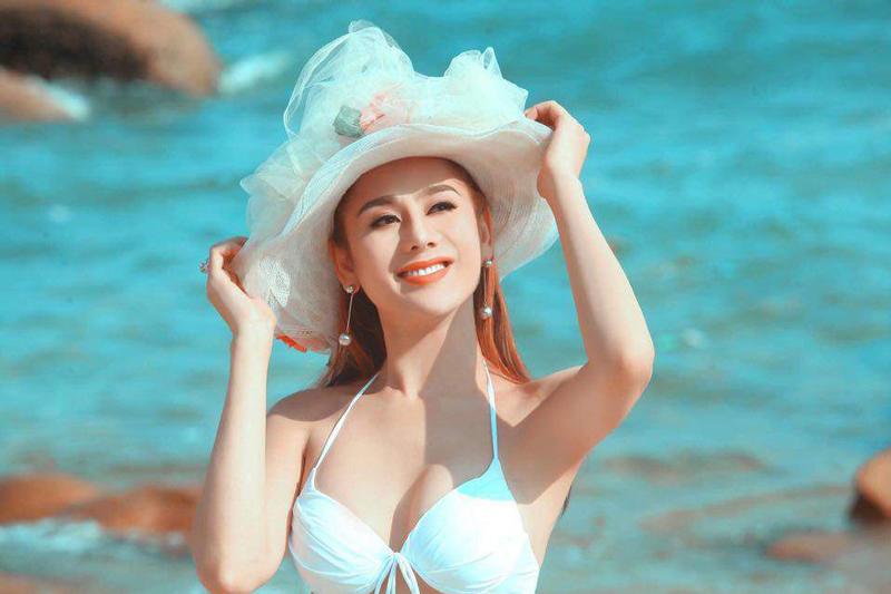 Người đẹp sở hữu nước da trắng hồng, 3 vòng cân đối, đặc biệt khi diện bikini cô khiến người ta khó mà rời mắt.
