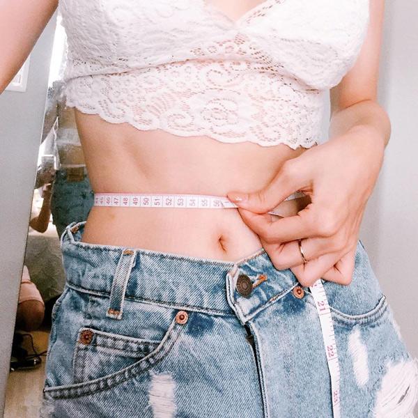 Bị fans thách thức post ảnh không chỉnh sửa, Hương Giang gửi luôn clip cận cảnh body - 5