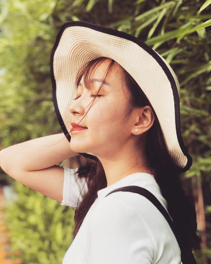 Nếu trong phim, nhân vật của Kim Oanh khá rụt rè nhút nhát và trông "quê quê", thì ngoài đời nữ diễn viên sở hữu phong cách rất trẻ trung, hiện đại và năng động.
