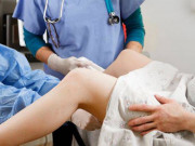 Bà bầu - Tưởng đã mãn kinh, bà ngoại 50 tuổi vô tư gần gũi chồng và cái kết “sững người”