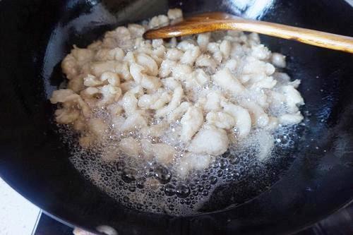 Rán mỡ lợn, chỉ cần cho thêm 2 nguyên liệu này, mỡ sẽ không mốc hỏng - 2