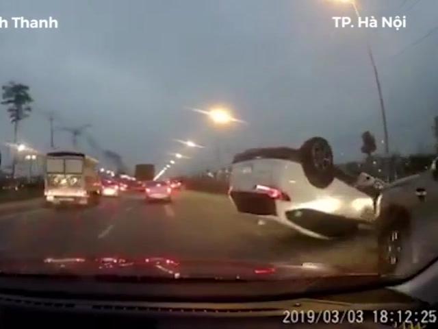 Tông vào dải phân cách, ô tô 7 chỗ lật phơi bụng trên đường