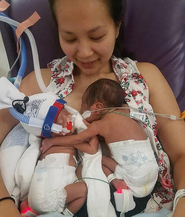 Cặp sinh đôi chào đời bé tí, mẹ tuôn nước mắt nhìn hành động của các con sau một tháng - 4