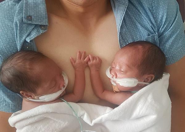 Cặp sinh đôi chào đời bé tí, mẹ tuôn nước mắt nhìn hành động của các con sau một tháng - 3