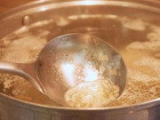 Sức khỏe - Sự thật lớp bọt trong nước canh xương hay thịt nhiều người hay bỏ đi, có lợi hay hại?
