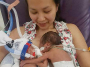 Bà bầu - Cặp sinh đôi chào đời bé tí, mẹ tuôn nước mắt nhìn hành động của các con sau một tháng