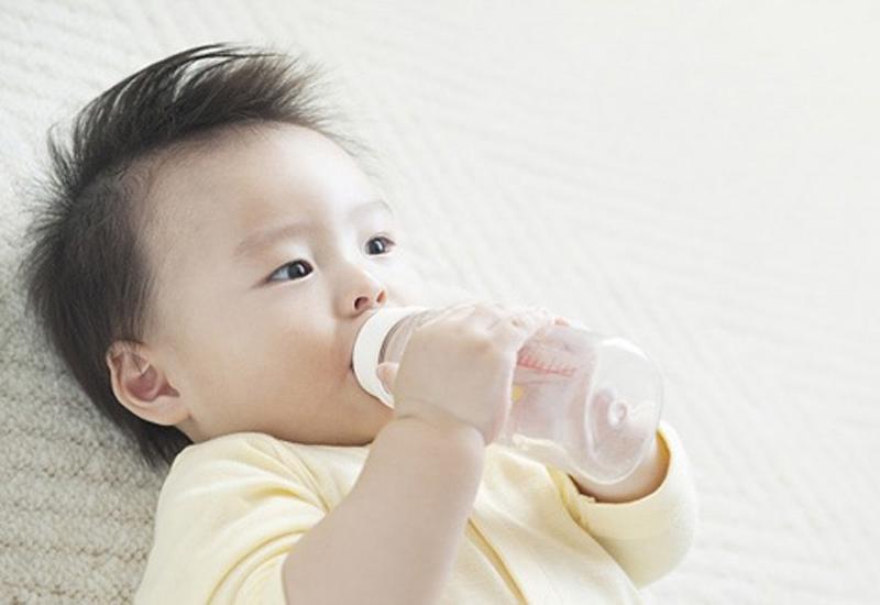 Trẻ sơ sinh dưới 6 tháng tuổi bú mẹ hoàn toàn không cần uống thêm nước lọc, nếu không có thể khiến trẻ bị ngộ độc, tử vong.

