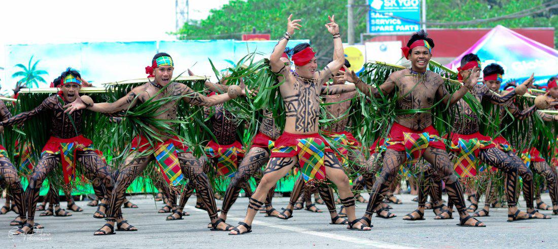 hang ngan nguoi tham gia xam hinh kin co the trong le hoi doc dao nhat philippines - 8