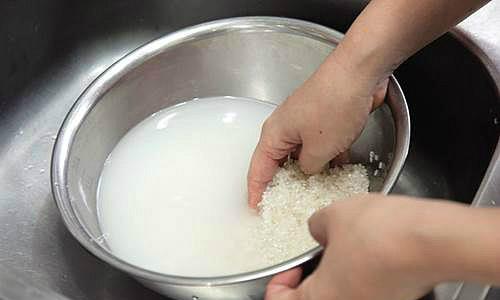 lam sai 2 buoc nay khi nau, bao sao com khong ngon, deo, mui thom chang con - 2