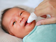 Làm mẹ - 16 sai lầm tai hại khi chăm sóc trẻ sơ sinh của mẹ Việt, bác sĩ lắc đầu ngao ngán