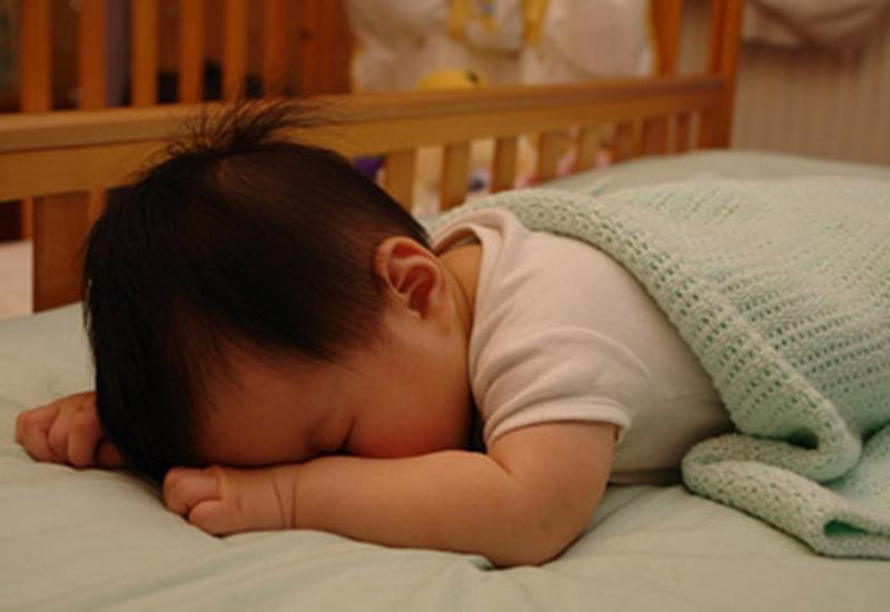 Nằm không hề nguy hại nhưng nếu để bé nằm sấp quá lâu có thể gây nghẹt thở dẫn đến những nguy hiểm lớn, thậm chí là tử vong. Do đó mẹ nên thường xuyên kiểm tra tư thế và thay đổi tư thế ngủ cho bé.
