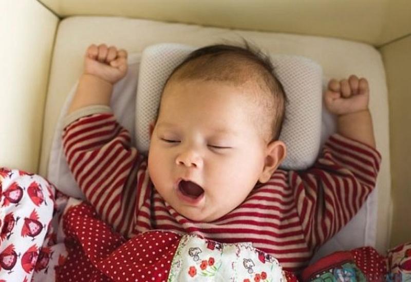 Kê gối ngủ cho bé giống như việc làm hiển nhiên của các bà mẹ, thế nhưng ít ai biết rằng điều này có thể khiến bé gặp không ít nguy cơ như nghẹt thở, SIDS... Vì đầu bé sơ sinh mềm dễ chìm sâu vào gối gây nghẹt thở.
