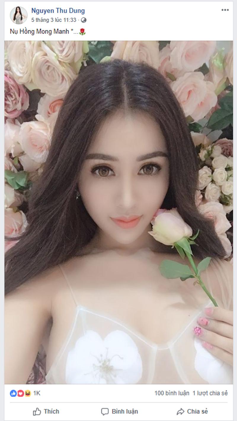 Mới đây, trên trang Facebook cá nhân của mình, Thư Dung đăng tải bức hình cô mặc chiếc đầm mỏng tang, xuyên thấu, chỉ che đúng chỗ nhạy cảm, cùng với gương mặt nhọn hoắt như ma nơ canh.
