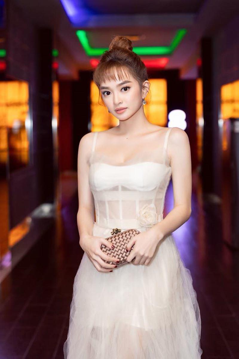 Dù tuổi còn trẻ nhưng Kaity Nguyễn đã sở hữu vòng 1 khủng không thua kém bất kì mỹ nhân nào của showbiz Việt, khiến nhiều chị em phải ganh tị.
