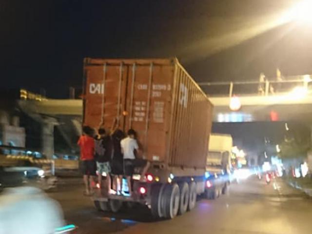 Hoảng hồn cảnh 4 thanh niên đu bám sau thùng xe container đang chạy