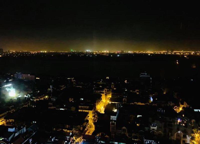 Từ đây,  giọng ca "Trái tim bên lề" có thể ngắm nhìn thủ đô Hà Nội mỗi khi bình minh hay khi màn đêm buông xuống sau một ngày làm việc.
