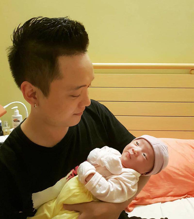 Nghi JustaTee trang điểm mắt cho con gái 5 tháng, dân mạng nói gay gắt - 11