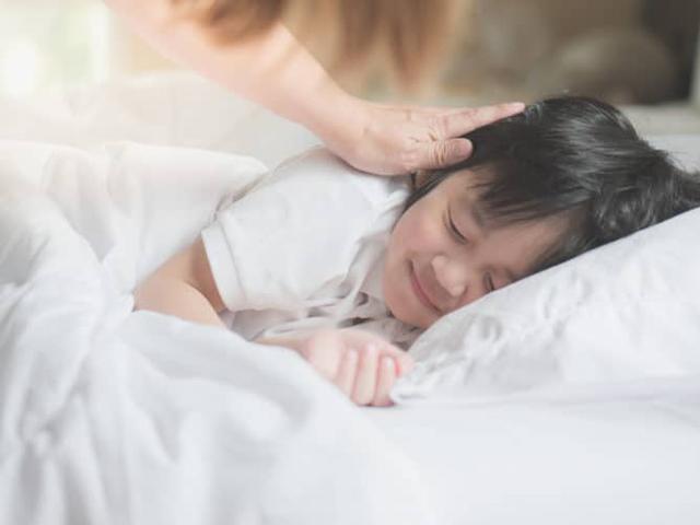 con trai 6 tuoi nang nac khong chiu ngu rieng, day la giai phap cua chuyen gia! - 1