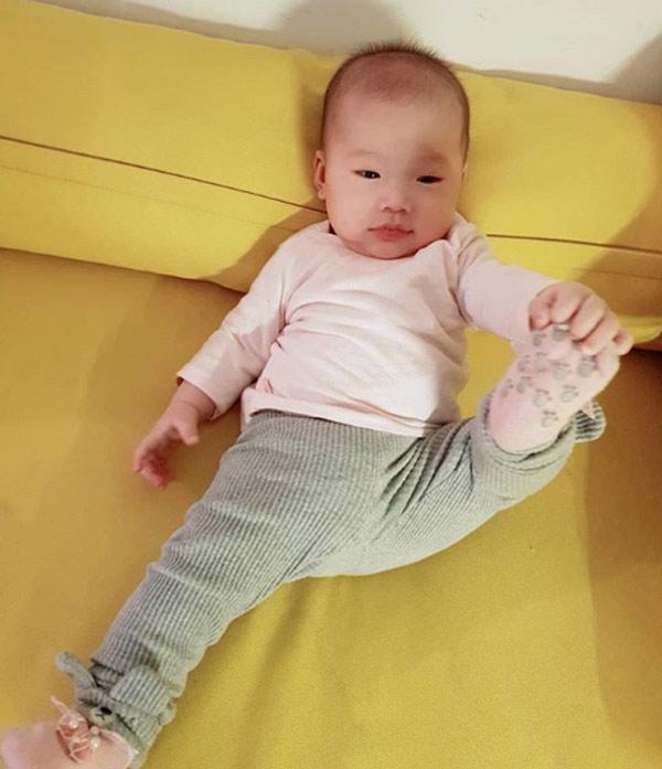 Nghi JustaTee trang điểm mắt cho con gái 5 tháng, dân mạng nói gay gắt - 7