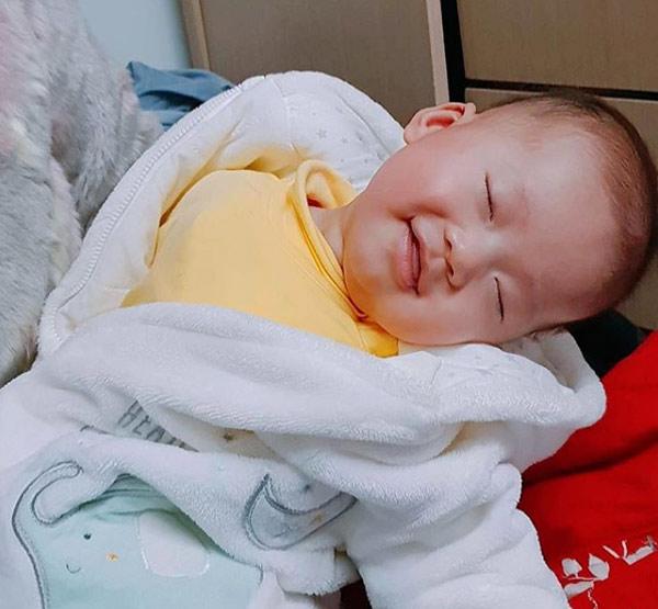 Nghi JustaTee trang điểm mắt cho con gái 5 tháng, dân mạng nói gay gắt - 5