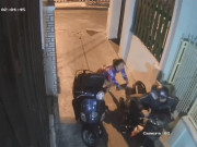 Clip Eva - Quên không đóng cốp xe, cô gái bị đạp ngã rồi cướp túi xách