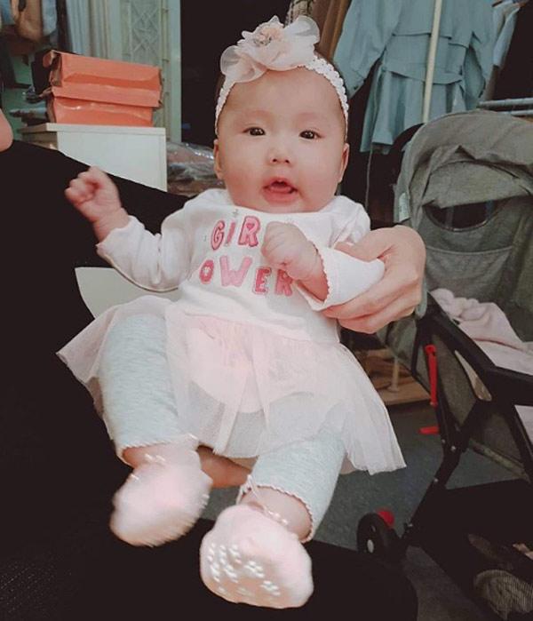 Nghi JustaTee trang điểm mắt cho con gái 5 tháng, dân mạng nói gay gắt - 4