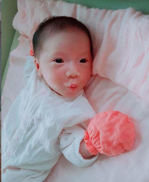 Nghi JustaTee trang điểm mắt cho con gái 5 tháng, dân mạng nói gay gắt - 9