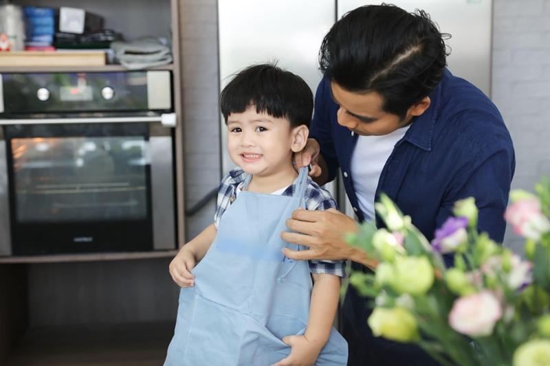 Hôm qua, ông xã Thanh Bình và cậu con trai Louis của Ngọc Lan đã cùng chuẩn bị quà 8/3 sớm cho nữ diễn viên.
