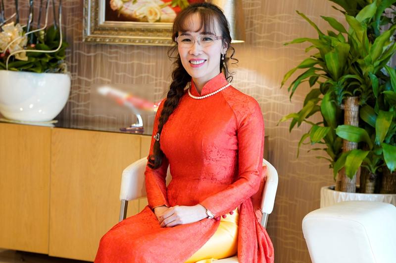Bà Thảo là nữ tỷ phú tự thân đầu tiên của Việt Nam. Bà theo học tại Nga và có bằng cử nhân Tài chính tín dụng, cử nhân Quản lý kinh tế lao động. Bà có ý tưởng ra mắt một hãng hàng không giá rẻ khi đang là một thương nhân.
