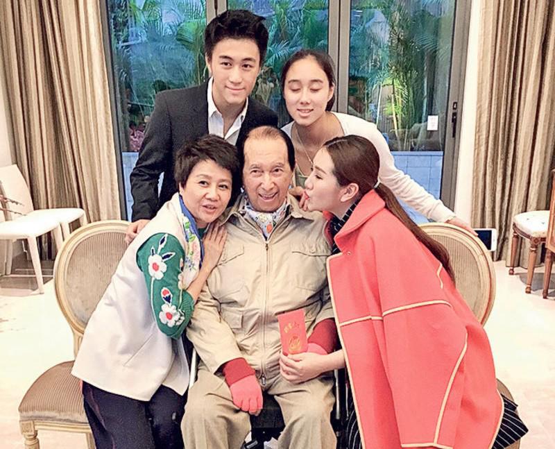 Con gái trùm sòng bài amp;#34;không chồng đã chửaamp;#34; nhưng thân thế của bạn trai mới thực sự gây sốt - 5