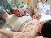 Bà bầu - Đỡ đẻ cho bà mẹ trẻ, y tá hốt hoảng nhắc đi khám ngay khi nhìn vào "vùng kín"