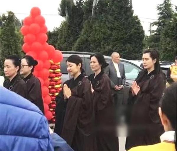 Ngôi sao 24/7: Không chồng, không con cái, amp;#34;biểu tượng gợi cảmamp;#34; Hong Kong xuất gia đi tu - 1