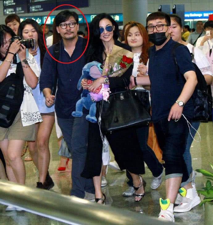 Ngôi sao 24/7: Không chồng, không con cái, amp;#34;biểu tượng gợi cảmamp;#34; Hong Kong xuất gia đi tu - 4