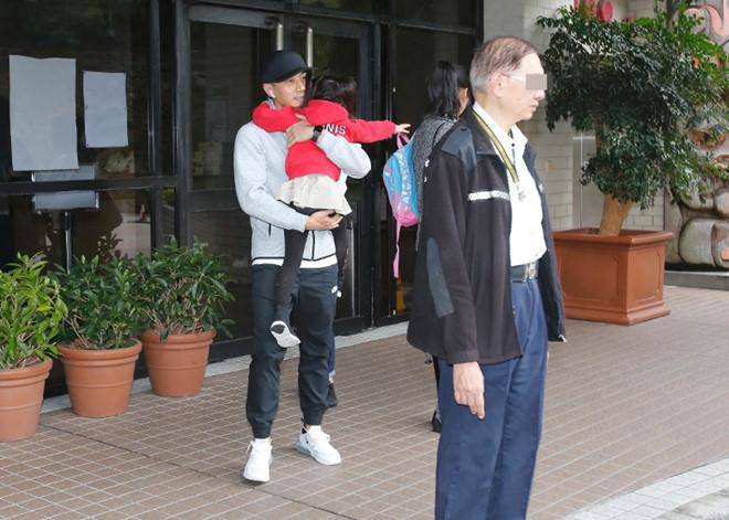 Ngôi sao 24/7: Không chồng, không con cái, amp;#34;biểu tượng gợi cảmamp;#34; Hong Kong xuất gia đi tu - 5