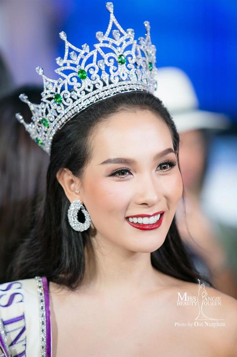 Năm 2017, vương miện Hoa hậu Chuyển giới Quốc tế vinh danh là nhan sắc chủ nhà - Jiratchaya Sirimongkolnawin. Cô sở hữu gương mặt ấn tượng song chưa phải xuất chúng.

