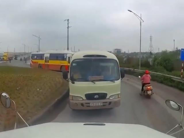 Loạt phương tiện đi ngược chiều bị tài xế container ép lùi hàng chục mét
