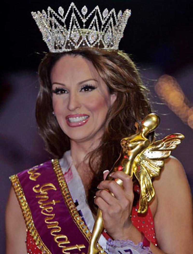 Erica Andrews là người đoạt vương miện Hoa hậu Chuyển giới Quốc tế năm 2006, so với người tiền nhiệm năm 2005, nhan sắc của cô cũng không khá hơn.
