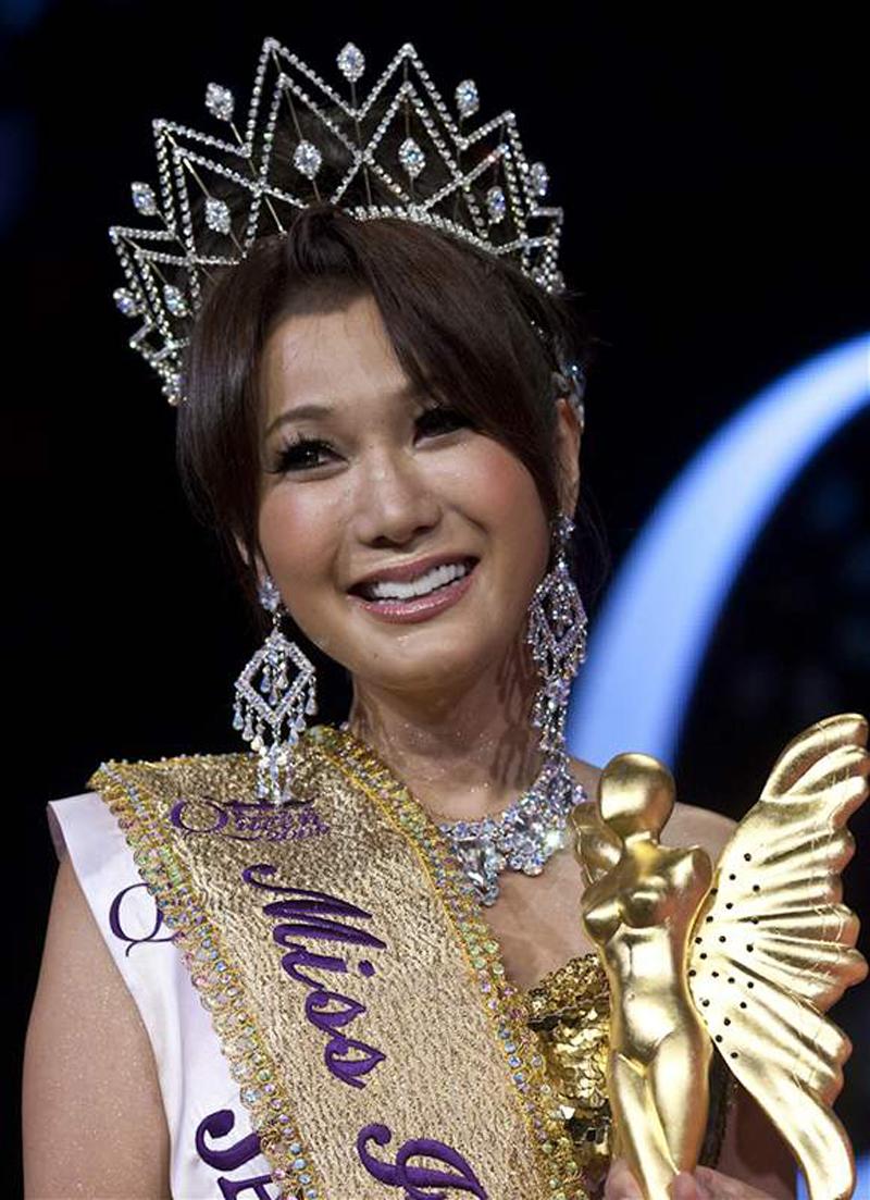 Dù bị chê là nhan sắc không có gì đặc biệt, thế nhưng vương miện Hoa hậu Chuyển giới Quốc tế được trao cho Ai Haruna - đại diện Nhật Bản.
