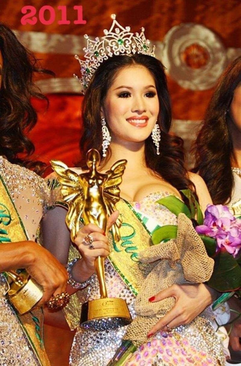 Năm 2011, vương miện quay trở lại với đất nước Thái Lan và người đẹp đăng quang là Sirapassorn Atthayakorn. Vẻ ngoài của cô nữ tính và hiền hậu.
