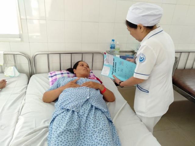 Mẹ 5 con tiếp tục mang bầu, vừa khám bác sĩ xanh mặt đẩy đi cấp cứu